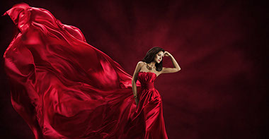 Stilvolles Bild einer attraktiven Frau im eleganten roten Kleid 